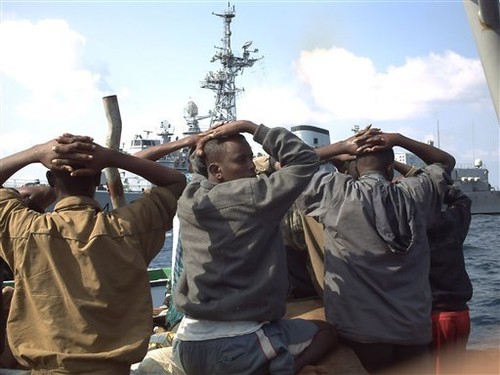 Pirates captured by French commandos with Jean de Vienne navy ship © SW